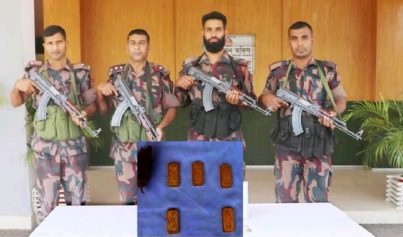 সীমান্তে সোনার ব্যাগ ফেলে ভারতে পালাল পাচারকারী 