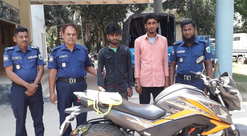 তাড়াশে দেশীয় অস্ত্রসহ দুইজন মোটরসাইকেল ছিনতাইকারী গ্রেফতার