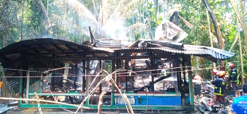 পিরোজপুরের কাউখালীতে আগুনে পুড়ে বসতঘর ছাই