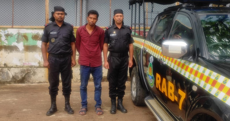 বরগুনায় ডিবি পুলিশ সদস্যকে আহত করার অন্যতম হোতা আব্দুর রব আটক