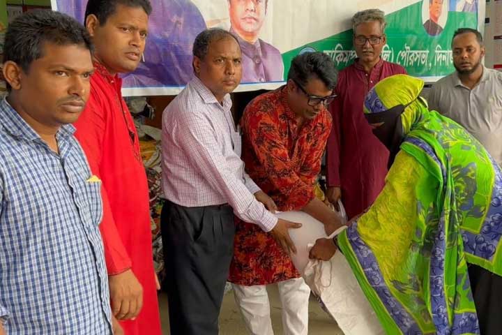 প্রধানমন্ত্রীর ঈদ উপহার পেল ৩ হাজার পরিবার প্রধানমন্ত্রীর ঈদ উপহার পেল ৩ হাজার পরিবার