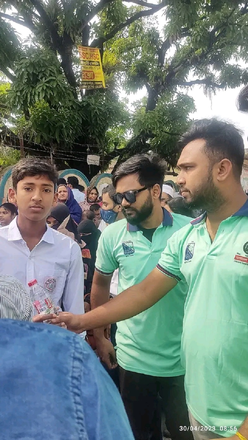 নেত্রকোণায় ভোগান্তি কমাতে এসএসসি পরীক্ষার্থীদের পাশে ছাত্রলীগ