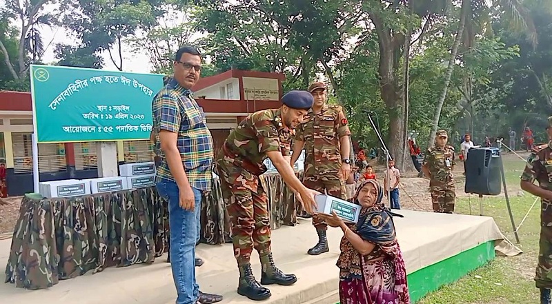 নড়াইলের লোহাগড়ায় সেনাবাহিনীর ঈদ সামগ্রী বিতরণ