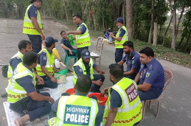 ঈদকে সামনে রেখে কঠোর অবস্থানে কুষ্টিয়া হাইওয়ে পুলিশ