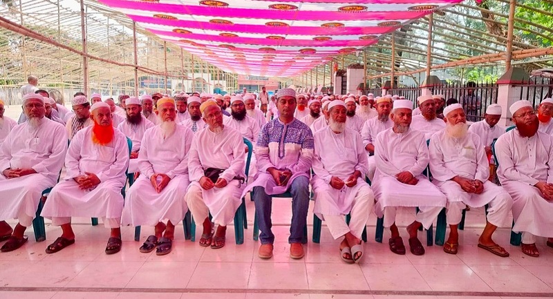 ইমামদের ঈদ সম্মানি প্রদান করলেন মেয়র