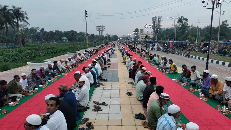 পটুয়াখালী’র মেয়রের অর্থায়নে সহস্রাধিক মানুষের ইফতার আয়োজন