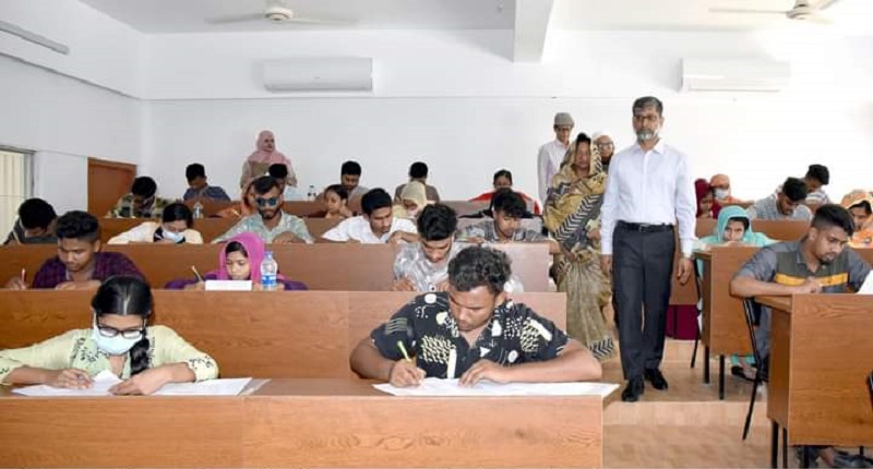 খুবি উপকেন্দ্রে ঢাবির প্রথম দিনের ভর্তি পরীক্ষা অনুষ্ঠিত