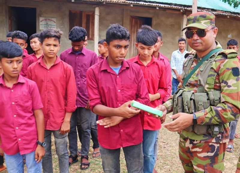 রাঙ্গামাটির লংগদুতে শিক্ষা উপকরণ বিতরণ করেছে সেনাবাহিনী