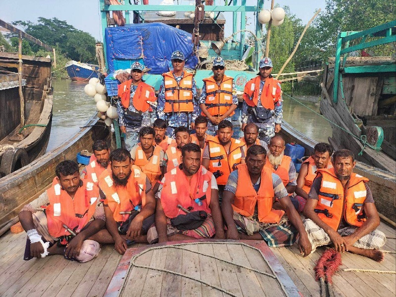 ইঞ্জিন বিকল, সমুদ্রে ৪ দিন ভেসে থাকা পর ট্রলারসহ ১৪ জেলে উদ্ধার