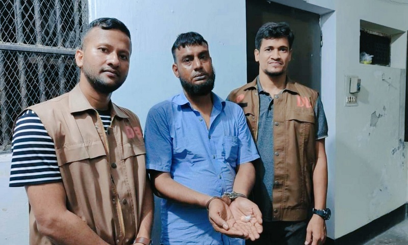 ইয়াবাসহ কারারক্ষী গ্রেপ্তার