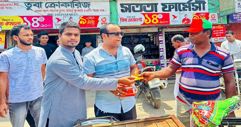 নড়াইলে ভ্যানচালকদের মাঝে রেডিয়াম স্টিকার বিতরণ