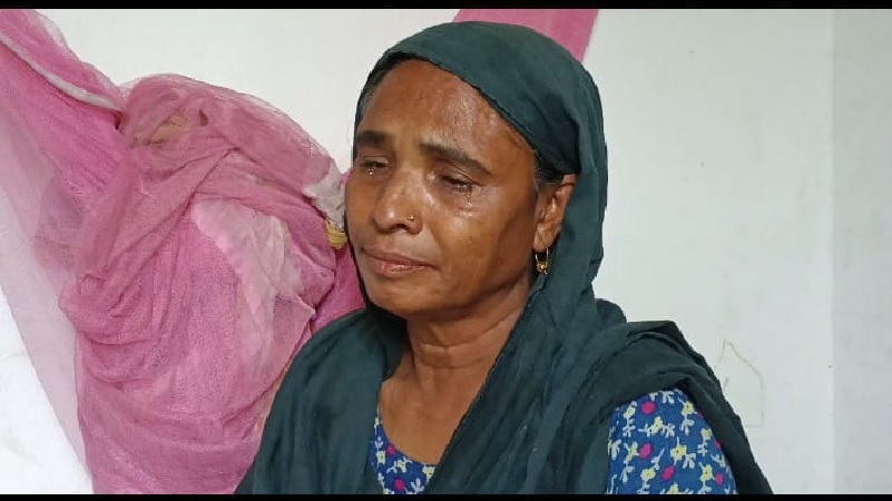 জমি লিখে না দেওয়ায় বৃদ্ধ মা-বাবাকে মারপিট, থানায় অভিযোগ
