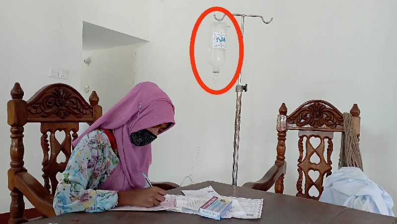হাতে স্যালাইন লাগানো অবস্থায় কেন্দ্রে পরিক্ষার্থী