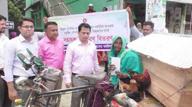 নড়াইলে ভিক্ষুকদের মাঝে সহায়ক উপকরণ বিতরণ