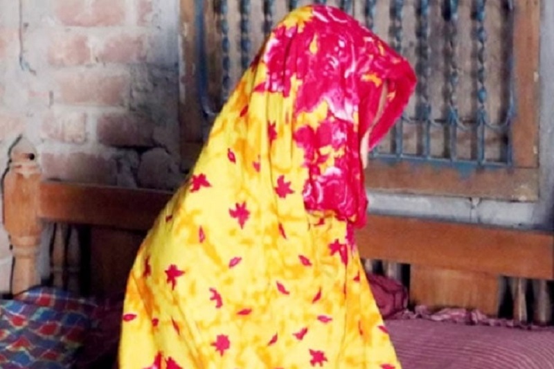 বানারীপাড়ায় বিয়ের দাবিতে প্রেমিকের বাড়িতে অন্তঃসত্ত্বা এক তরুণী।