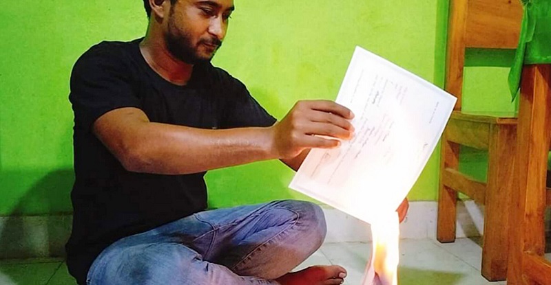 এবার শিক্ষাসনদ পোড়ালেন নেত্রকোণার যুবক