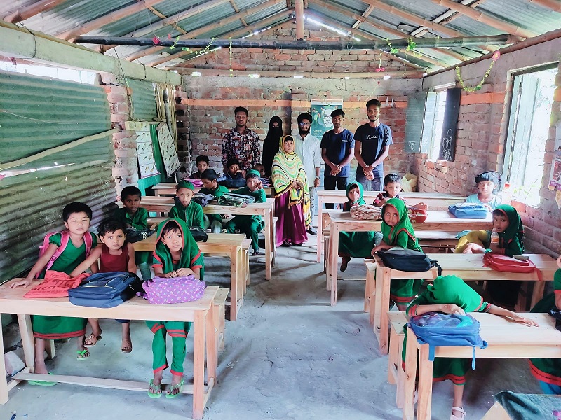 চুয়াডাঙ্গায় স্বেচ্ছাসেবী সংস্থার উদ্যোগে শিক্ষাপ্রতিষ্ঠানে বেঞ্চ বিতরণ