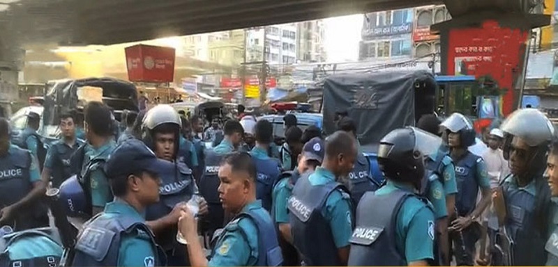 চট্টগ্রাম পুলিশের উপর বিএনপির ইটপাটকেল নিক্ষেপ