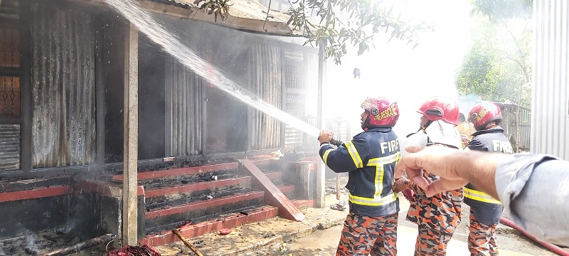 চরভদ্রাসনে অগ্নিকাণ্ডে প্রবাসীর তিনটি ঘর ভষ্মিভূত