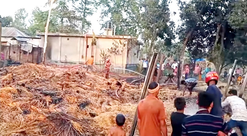 একই পরিবারের ৪ ভাইয়ের বাড়িতে ভয়াবহ অগ্নিকাণ্ড