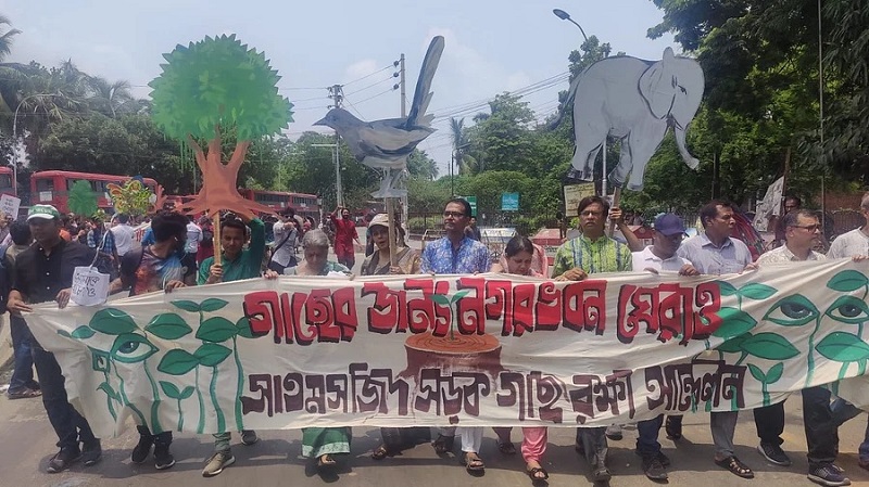 পুলিশের বাধার মুখে বঙ্গবাজার মোড়ে আন্দোলনকারীদের অবস্থান