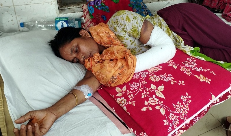 নড়াইলে ভয়ে বাড়ি ফিরতে পারছেন না একটি পরিবার