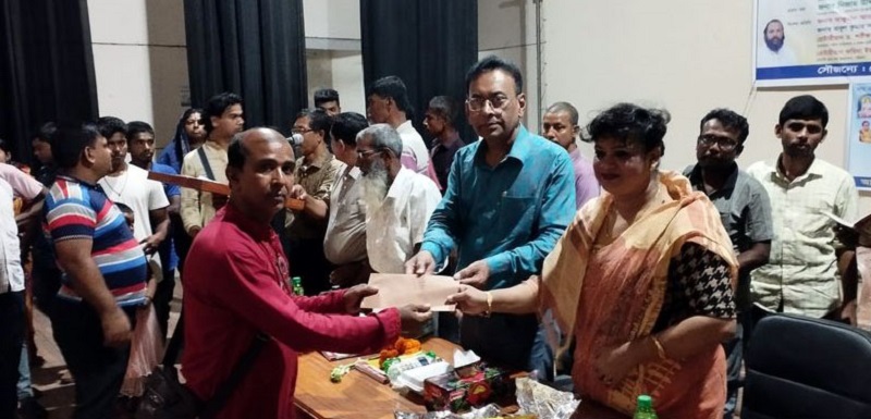নড়াইলে ১৮ বিদ্যালয়ে শিক্ষা উপকরণ বিতরণ