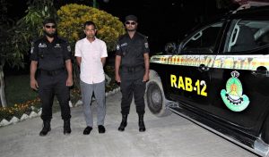 যাত্রীবাহী বাসে তল্লাশী চালিয়ে ১১ হাজার পিস ইয়াবা উদ্ধার, যুবক আটক