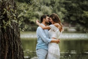 কথার ছলে অভিনেত্রীকে চুমুর চেষ্টা ভক্তের