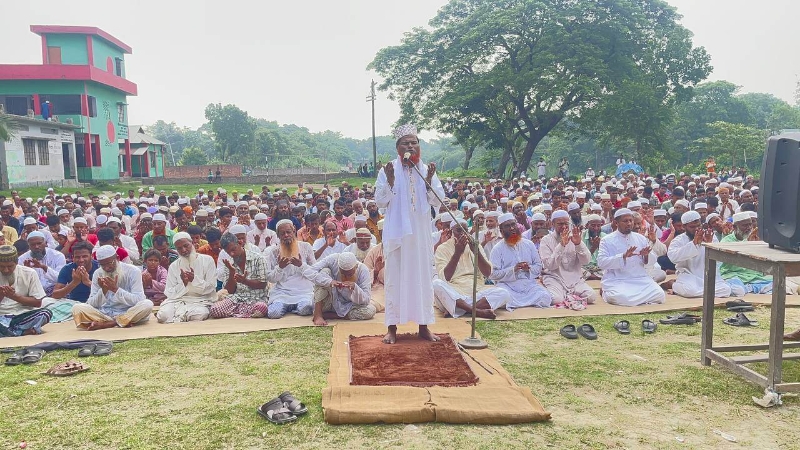 ধামরাইয়ে বৃষ্টির জন্য ৪ শতাধিক মুসুল্লির নামাজ আদায়