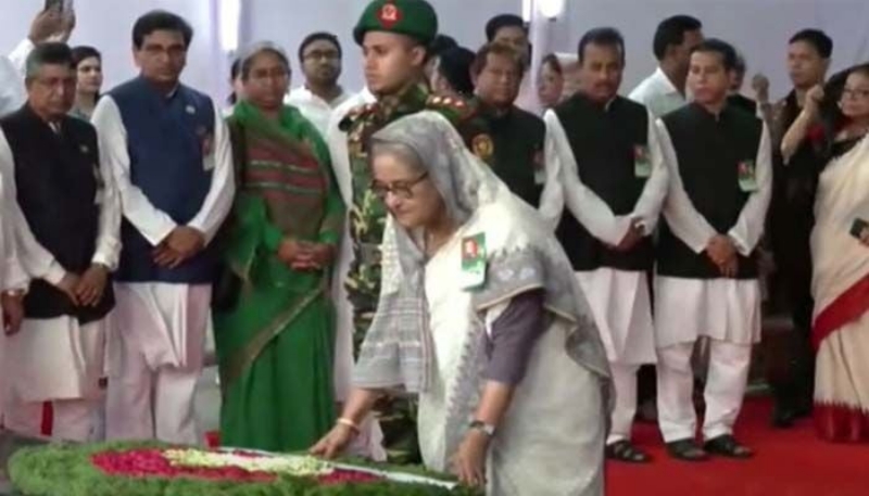 ঐতিহাসিক ছয় দফা দিবসে বঙ্গবন্ধুর প্রতিকৃতিতে প্রধানমন্ত্রীর শ্রদ্ধা