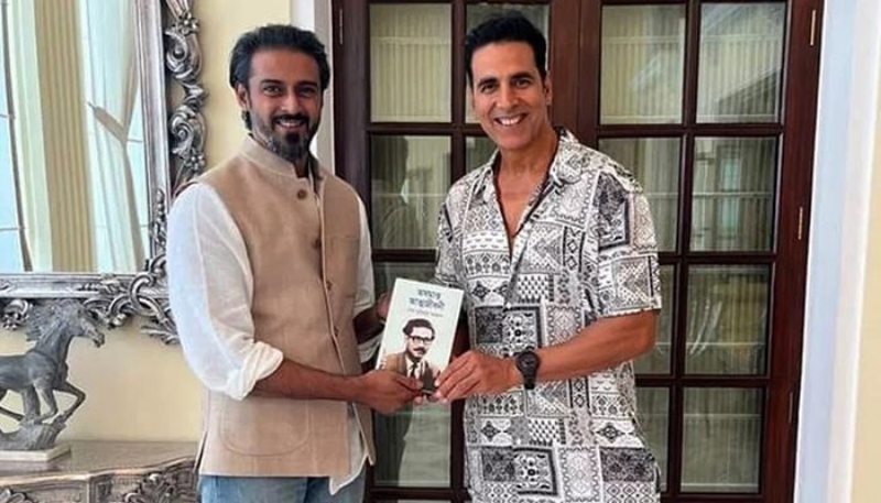 বঙ্গবন্ধুর ‘অসমাপ্ত আত্মজীবনী’ গ্রন্থ উপহার পেলেন অক্ষয়
