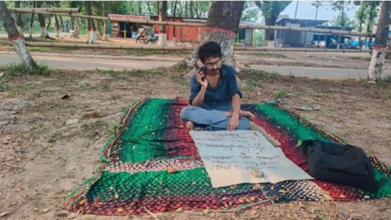 অনশন ভাঙলেন জাবি শিক্ষার্থী প্রত্যয়