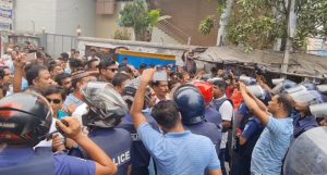 ফরিদপুরে পুলিশের বাধায় বিএনপির কর্মসূচি আলীগের পাল্টা মিছিল