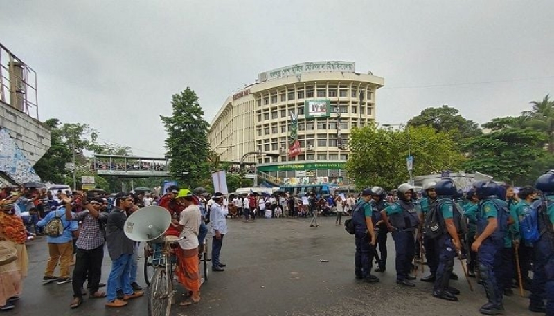 চাকরিতে বয়সসীমা বাড়ানোর দাবিতে শাহবাগ অবরোধ