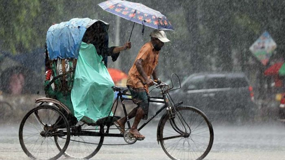 রাজধানী ভিজল স্বস্তির বৃষ্টিতে