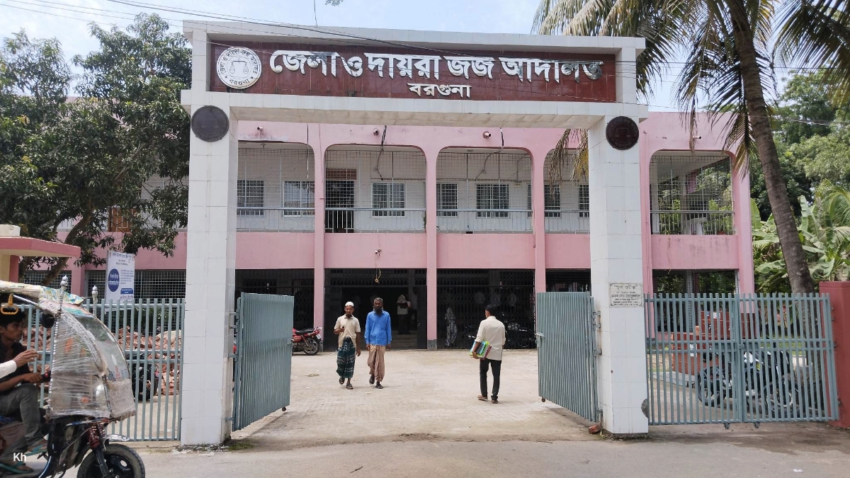অস্ত্রসহ আদালত চত্ত্বরে কিশোর আটক