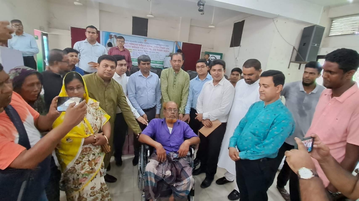 কালিয়াকৈরে হুইল চেয়ার ও সেলাই মেশিন বিতরণ