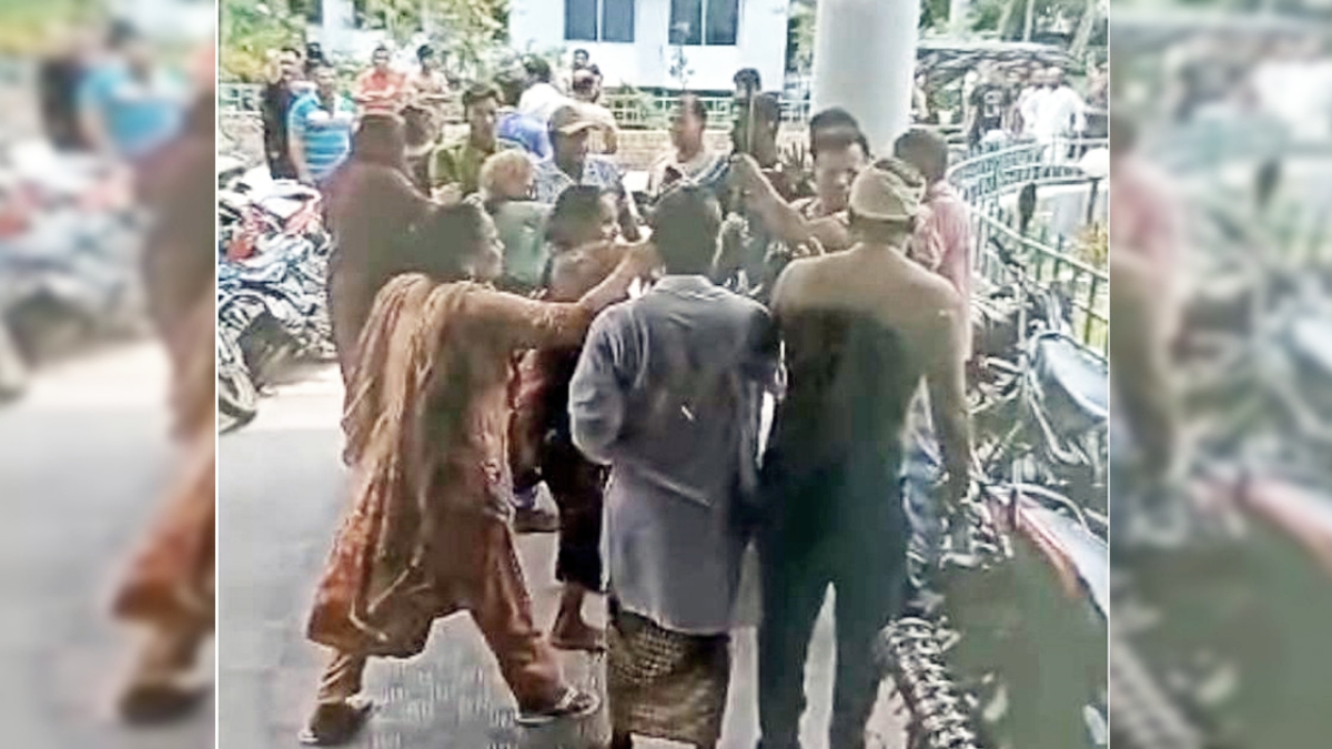 গোপালগঞ্জে হাসপাতালের ভেতর রোগী-কর্মচারীর ওপর হামলা