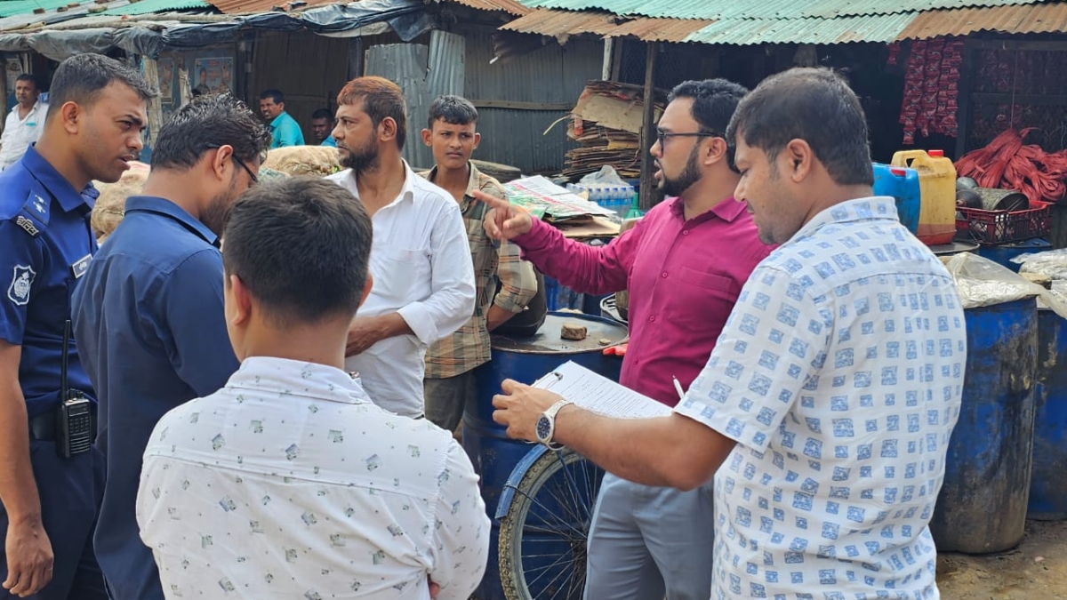 উখিয়ায় নিষিদ্ধ পলিথিন বিক্রী করায় ৩টি মামলাসহ জরিমানা