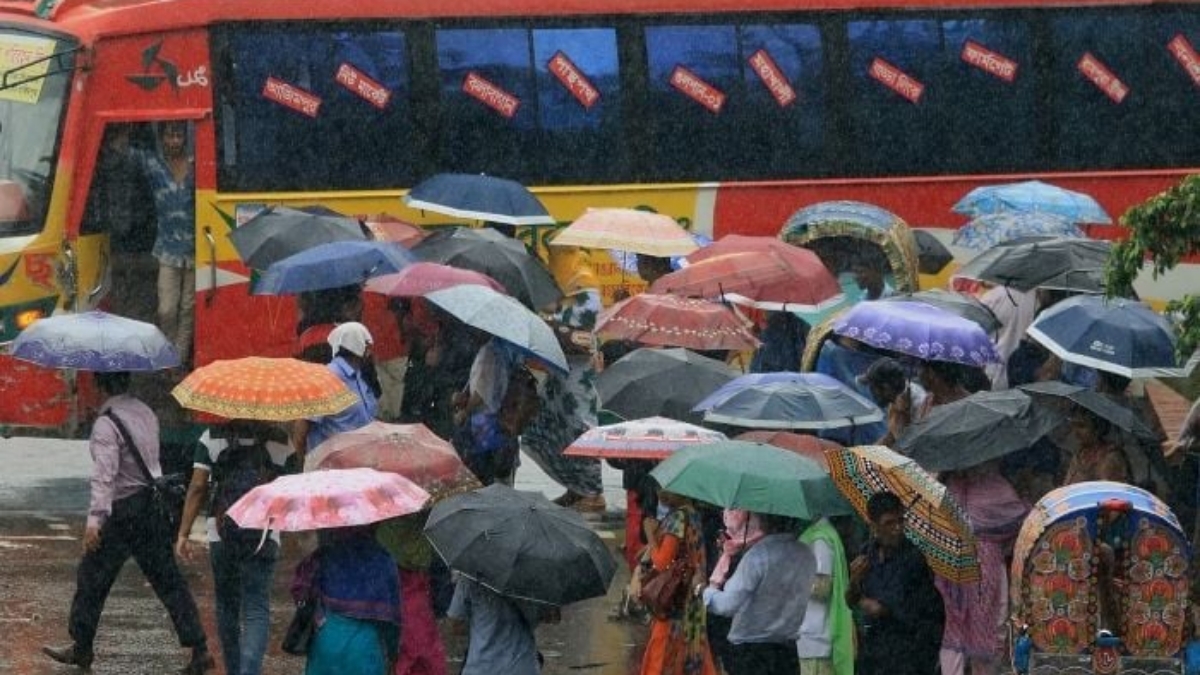 বৃষ্টিস্নাত ঈদযাত্রা, ঘরে ফেরা মানুষের দুর্ভোগ