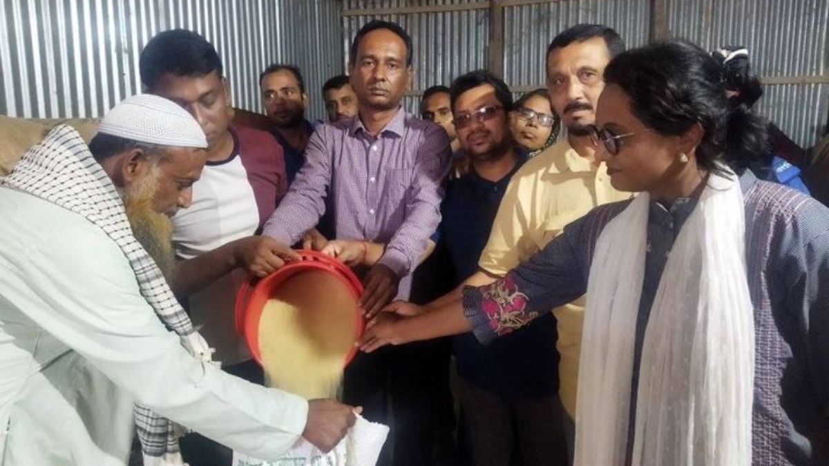 লোহাগড়ায় প্রধানমন্ত্রীর উপহারের চাল বিতরণ