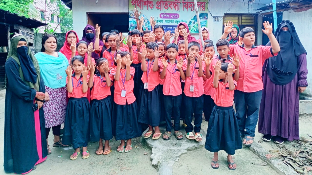 প্রতিবন্ধী ও পথশিশুদের নিয়ে মেহেদী উৎসব