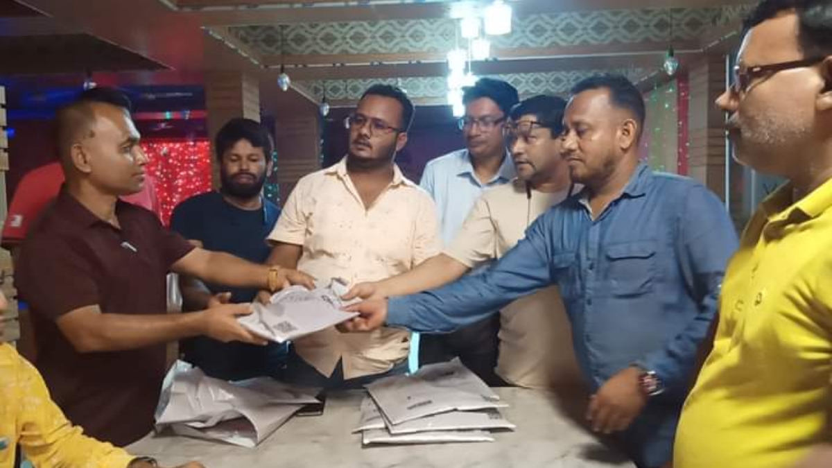 লোহাগড়ায় সাংবাদিকদের মাঝে ঈদ উপহার বিতরণ