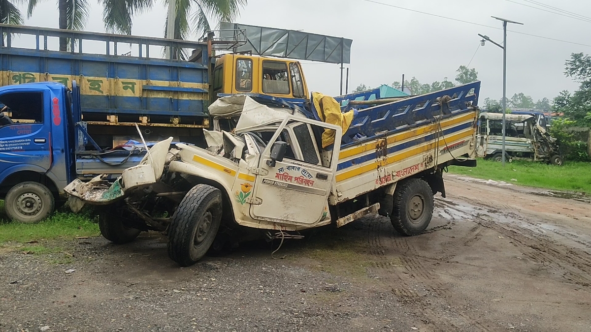 ঈদের সকালে পিকআপ ও ট্রাকের সংঘর্ষে নিহত ৪