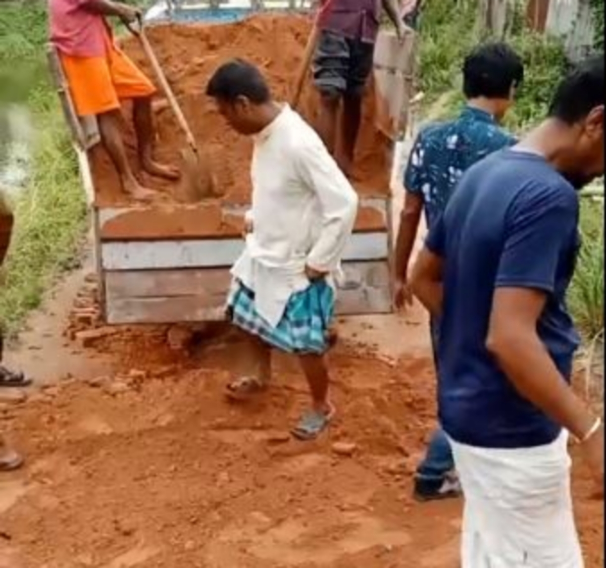 কালিয়াকৈরে ব্যক্তি উদ্যোগে রাস্তা সংস্কার