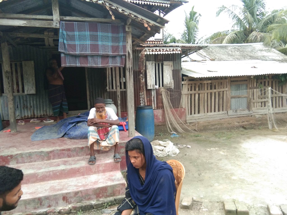 বিয়ের দাবিতে প্রেমিকের বাড়িতে তরুণীর অবস্থান বিয়ের দাবিতে প্রেমিকের বাড়িতে তরুণীর অবস্থান