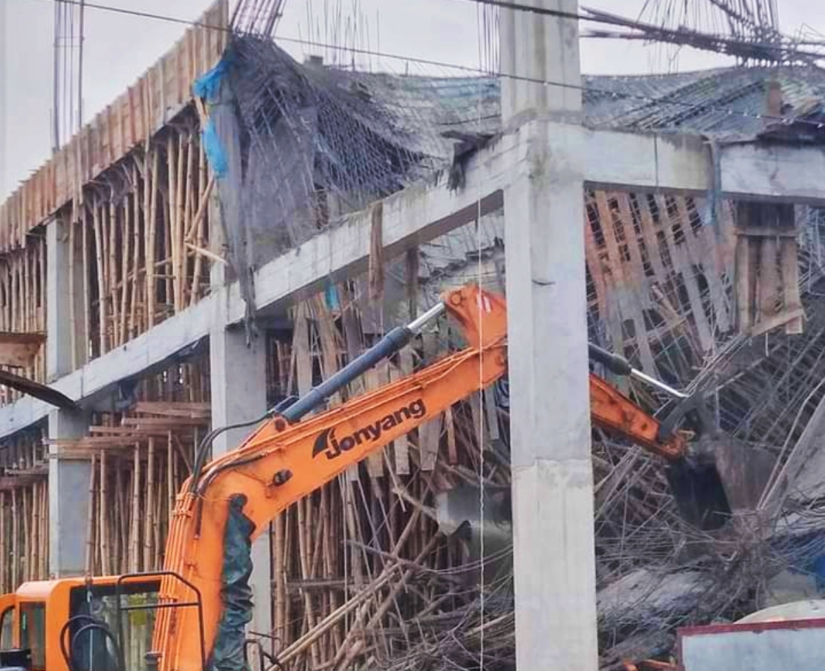 যশোরে ঢালাইয়ের সময় ছাদ ধসে আহত ১০