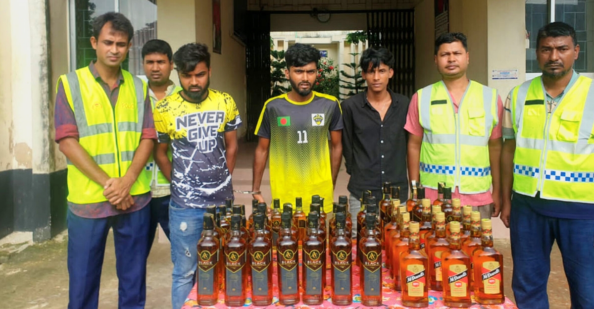 প্রাইভেট কারে মদসহ আটক ৩