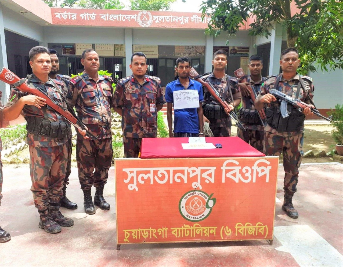 চুয়াডাঙ্গায় ৭০ লাখ টাকার স্বর্ণের বারসহ চোরাকারবারি আটক